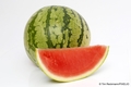 Wassermelone mit angeschnittenem Stück